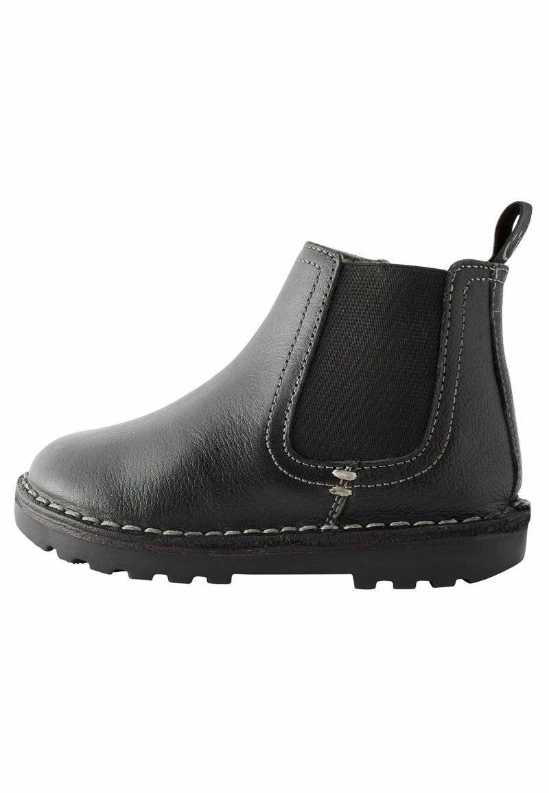 Bottine en cuir noir avec des panneaux latéraux élastiques, des coutures renforcées, une finition texturée et une semelle en caoutchouc robuste. Boucle d'accessoire à l'arrière.