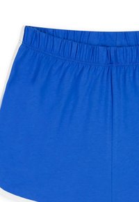 Blaue Sportshorts mit einem breiten elastischen Bund und glatter Textur, verziert mit kontrastierenden weißen Akzenten am Saum.
