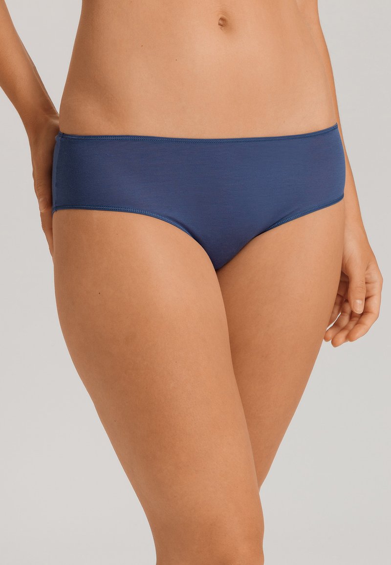 Námořnická modrá bikinová spodní část vyrobená z měkké tkaniny s hladkým povrchem. Jednoduchý design bez viditelných vzorů nebo kovových doplňků.