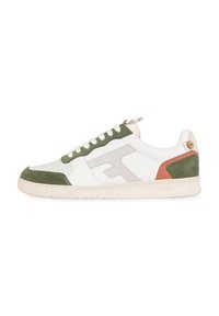 Baskets avec un dessus en cuir blanc, des accents en daim vert, un logo gris et un détail orange. Boîte à orteils texturée et semelle en caoutchouc mouchetée.