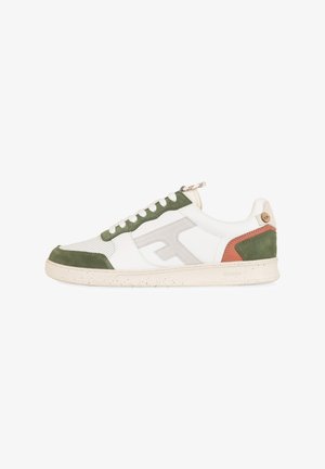 Baskets avec un dessus en cuir blanc, des accents en daim vert, un logo gris et un détail orange. Boîte à orteils texturée et semelle en caoutchouc mouchetée.