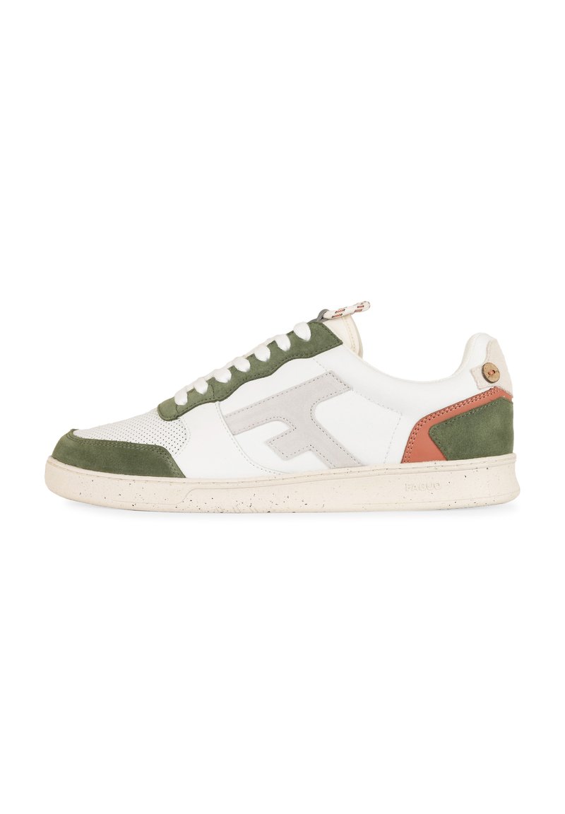 Baskets avec un dessus en cuir blanc, des accents en daim vert, un logo gris et un détail orange. Boîte à orteils texturée et semelle en caoutchouc mouchetée.