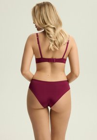 Burgundowy bikini z regulowanymi ramiączkami i zapięciem na haczyk. Gładka tekstura, klasyczny krój. Widok z tyłu ukazuje pełne pokrycie dolnej części.