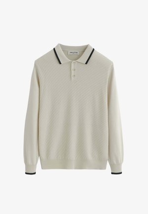 Pull polo à manches longues en maille texturée crème avec patte de boutonnage à trois boutons et bordure noire au col et aux poignets.