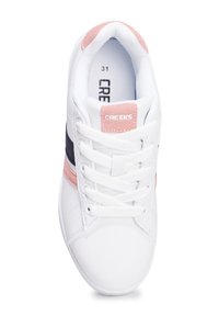 Sneaker bianco con accenti rosa e blu navy, caratterizzato da una tomaia sintetica liscia, design con lacci e colletto imbottito per il comfort.