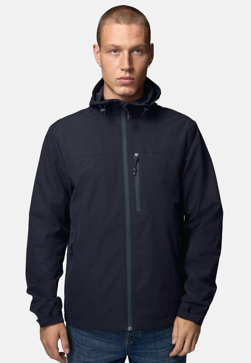 Giacca leggera da marina con cappuccio, chiusura frontale con zip e due tasche laterali. Presenta un tessuto testurizzato e cordini regolabili sul cappuccio.