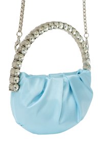 Világoskék selyem táska ráncolt dizájnnal és ezüst láncfüllel, amelyet átlátszó díszkövek díszítenek.