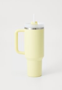 Gul isolert reisekopp med hvit lokk, silikonsugerør, metallisk aksentbånd og ergonomisk håndtak. Glatt overflatestruktur.