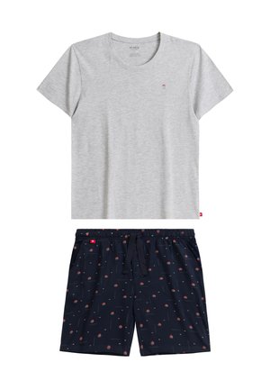 Szara bawełniana koszulka z krótkim rękawem, w połączeniu z granatowymi szortami o wielokolorowym wzorze kwiatowym i elastycznym pasem.