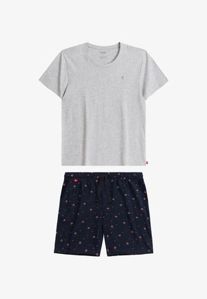 Szara bawełniana koszulka z krótkim rękawem, w połączeniu z granatowymi szortami o wielokolorowym wzorze kwiatowym i elastycznym pasem.