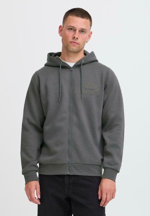 Sudadera gris con cremallera, logo frontal, capucha con cordón y puños acanalados. Tejido de mezcla de algodón con una textura suave.