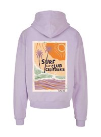 Lila kapucnis pulóver, grafikával, amely pálmafákat és hullámokat ábrázol, a következő szöveggel: "SURF CLUB CALIFORNIA" vastag fekete betűkkel.