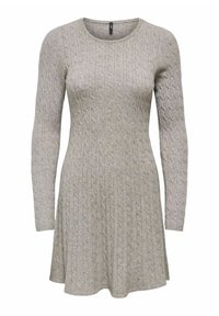 Robe en tricot torsadé gris clair à manches longues, avec un col rond et une jupe légèrement évasée, présentée sur un fond blanc.