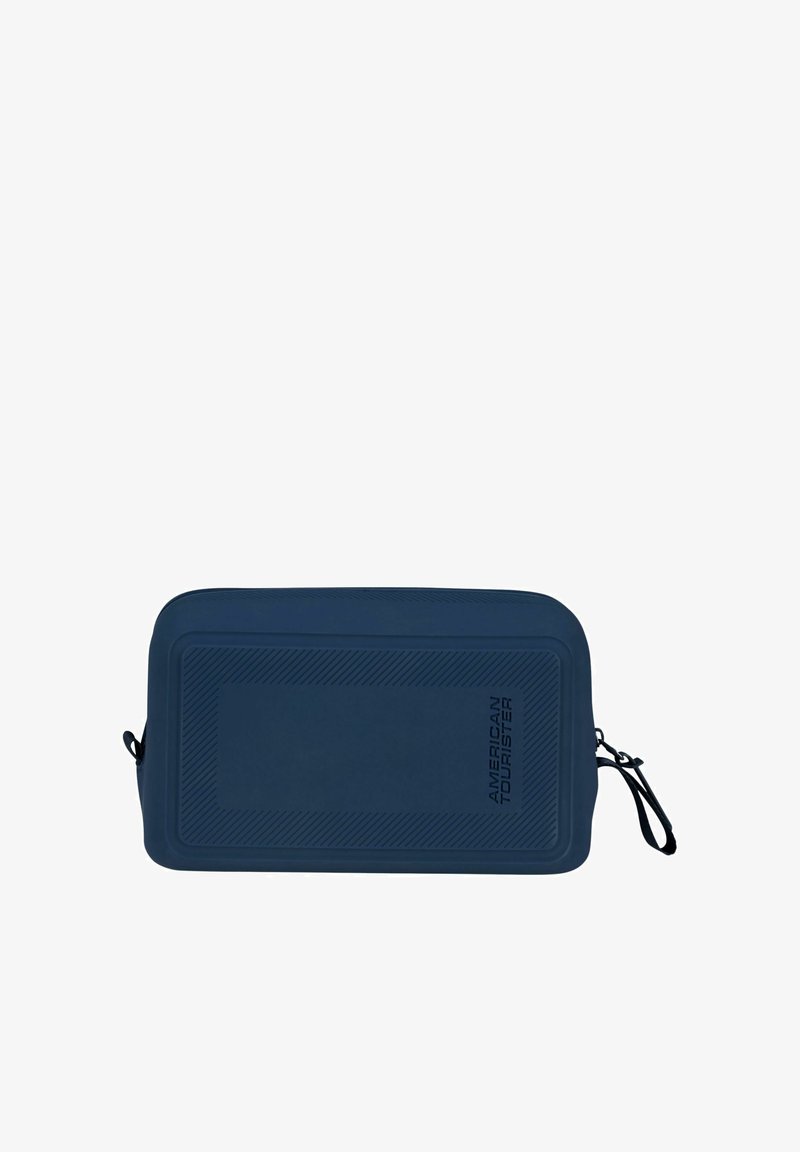 Borsa da viaggio blu navy di forma rettangolare, realizzata in materiale resistente. Presenta una superficie texturizzata e una zip laterale per una chiusura sicura.
