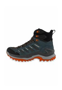 Scarpa da trekking alta realizzata in materiale sintetico blu e grigio con accenti arancioni. Presenta una suola robusta e hardware per i lacci in metallo.