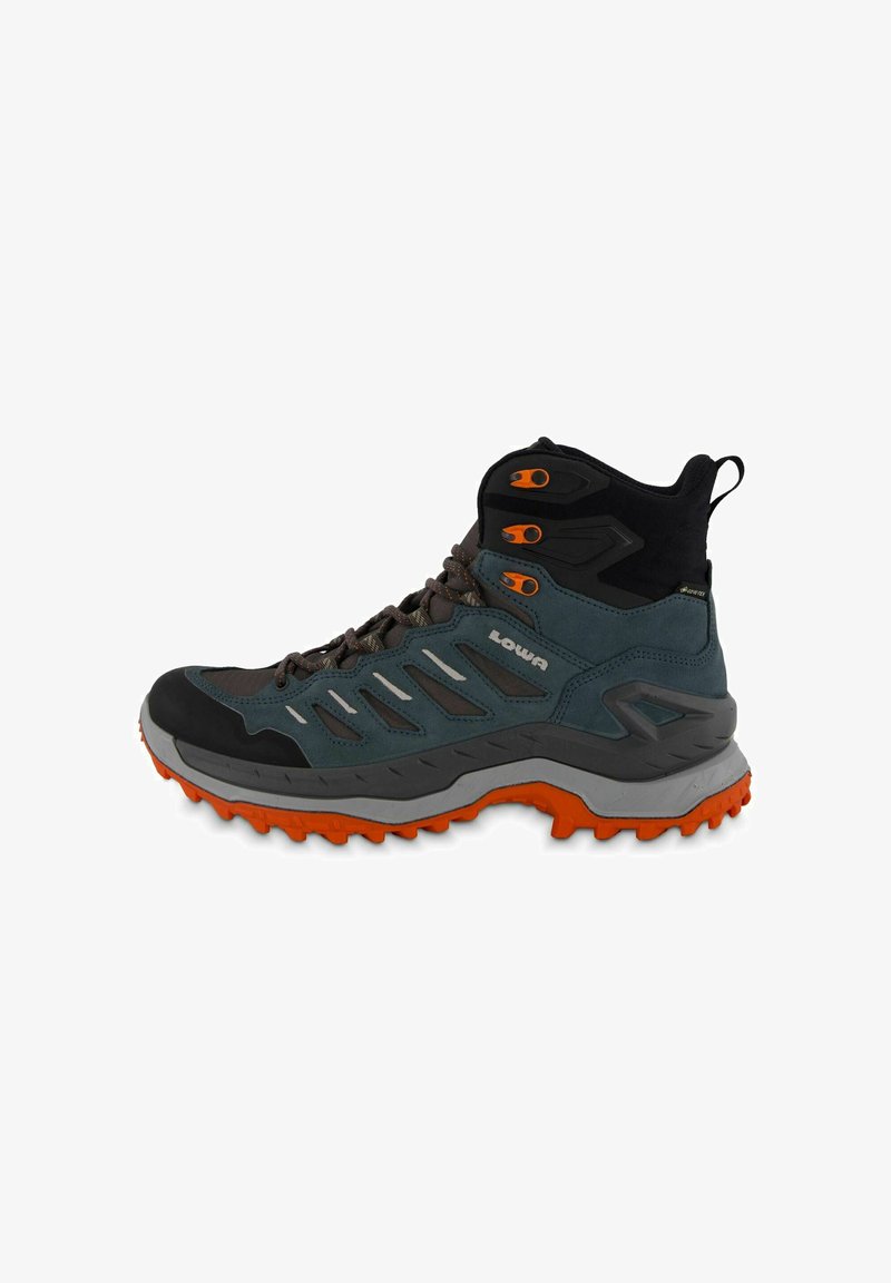 Scarpa da trekking alta realizzata in materiale sintetico blu e grigio con accenti arancioni. Presenta una suola robusta e hardware per i lacci in metallo.