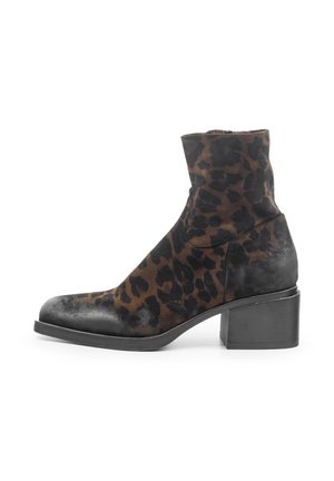 Stivaletti alla caviglia con motivo leopardato in suede marrone e nero, con punta arrotondata e tacco grosso nero. Presentano un design con risvolto.
