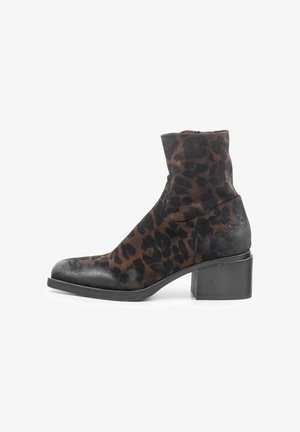Stivaletti alla caviglia con motivo leopardato in suede marrone e nero, con punta arrotondata e tacco grosso nero. Presentano un design con risvolto.