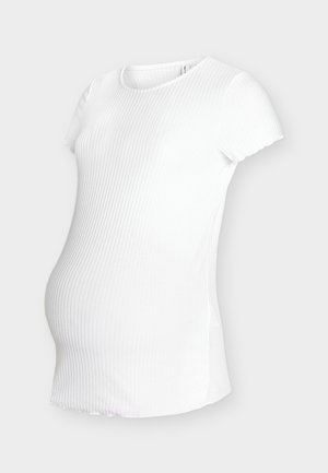 Top de maternidad blanco con tejido acanalado, escote redondeado y mangas cortas, diseñado para adaptarse a una barriga en crecimiento. Textura suave.