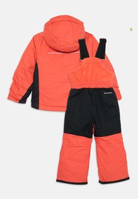 Combinaison de neige pour enfants en corail vif avec des accents noirs. Comprend une veste à capuche et un pantalon à bretelles ajustables, fabriqués en tissu durable et isolé.