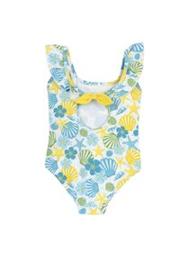 Un maillot de bain pour enfants avec un fond bleu clair, décoré de motifs de coquillages jaunes et verts ainsi que d'étoiles de mer, présentant des manches volantes et un accent de nœud.