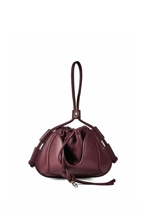 Bolso de mano de cuero morado oscuro con parte superior fruncida, cordón trenzado y correa ajustable, mostrado sobre fondo blanco.