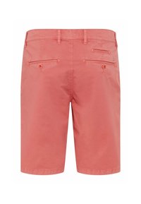 Shorts di cotone rosa con una vita aderente, due tasche posteriori con bottoni e orlo arrotolato sul fondo. Texture liscia, design casual.