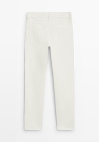 Jean en denim blanc à coupe droite, avec deux poches arrière, double couture et texture lisse.