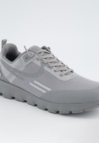 Szare buty sportowe z siateczki i zamszu, o zaokrąglonym nosku, teksturowanej podeszwie i płaskich sznurowadłach. Charakteryzują się nowoczesnym, eleganckim designem.