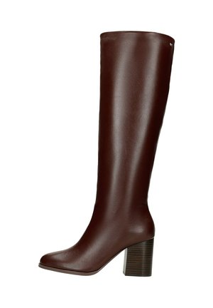 Wysoka brązowa skórzana kozacka do kolan z zaokrąglonym noskiem i stabilnym, klockowym obcasem, gładka powierzchnia, bez widocznych zapięć czy ozdób.
