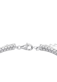 Collar de cadena de plata con eslabones en forma de caja y cierre de langosta sobre un fondo blanco.