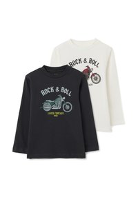 Zwei Langarm-T-Shirts: eins schwarz mit einem Motorrad-Grafik und Text, das andere weiß mit einem ähnlichen Design in Rot und Schwarz.