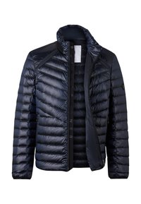 Námořnická puffer bunda se zipem vpředu, prošívaným vzorem, vysokým límcem a bočními kapsami. Na levém rukávu je logo a bunda má značkovou podšívku.