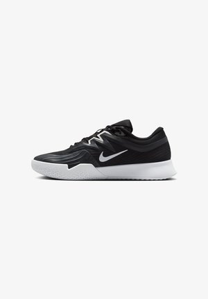 Sapatilha atlética preta com um cabedal texturizado, swoosh branco da Nike e uma sola de borracha branca. Apresenta um design com atacadores e uma forma dinâmica.
