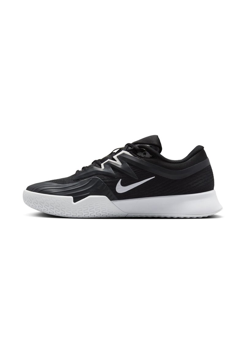 Schwarzer Sportschuh mit strukturiertem Obermaterial, weißem Nike-Warenzeichen und einer weißen Gummisohle. Verfügt über ein Schnürdesign und eine dynamische Form.