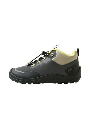 Czarno-beżowe niskie buty trekkingowe z żółtą wyściółką, solidną podeszwą, szybkozłącznymi sznurowadłami oraz logo "reima TEC" na pięcie.