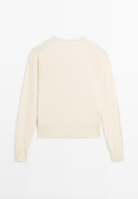 Cremefarbenes gestricktes Sweatshirt mit langen Ärmeln, rundem Halsausschnitt und geripptem Saum. Besitzt eine weiche Textur und ein einfaches, einheitliches Design.