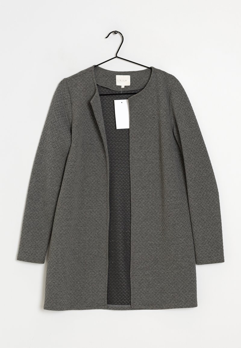 Cardigan gris texturé à manches longues et à ouverture devant, accroché à un cintre noir avec des étiquettes blanches de marque et de prix sur fond blanc.