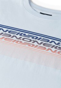 Hellblaues Baumwoll-T-Shirt mit fettem grafischem Text in Dunkelblau, Pink und Orange sowie horizontalen Linien. Design mit Rundhalsausschnitt.