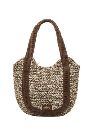 Bolsa tote tejida en tonos marrón y beige con asas anchas de ganchillo y un pequeño parche de cuero etiquetado "mtng." en el centro frontal.