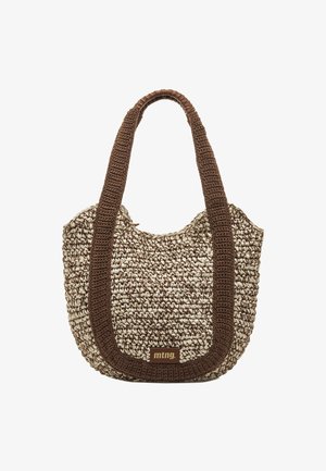 Bolsa tote tejida en tonos marrón y beige con asas anchas de ganchillo y un pequeño parche de cuero etiquetado "mtng." en el centro frontal.