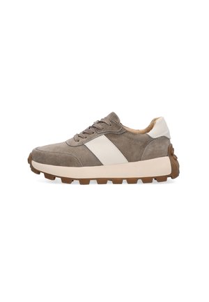 Szary zamszowy sneaker z białym paskiem bocznym, białą łatką na pięcie, grubą beżową podeszwą i brązowym bieżnikiem, widoczny z lewej strony.