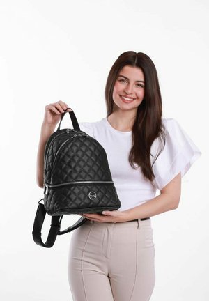 Černý prošívaný batoh zaobleného tvaru, se zipem a výrazným logem. Hladký povrch a nastavitelné ramenní popruhy.