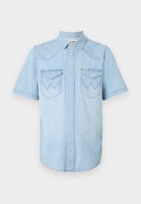 Lyseblå denimskjorte med korte ermer, krage, trykknapper og to brystlommer med sikksakk-søm.