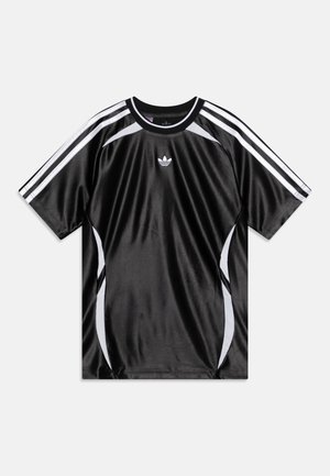 Musta lyhythihainen Adidas-urheilupaita, jossa valkoiset raidat olkapäillä ja sivuilla sekä pieni Adidas-logo rinnan keskellä.