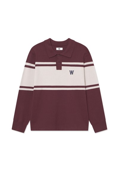 Polo à manches longues bordeaux avec des rayures horizontales blanches, deux boutons et un logo "W" noir sur la poitrine gauche.