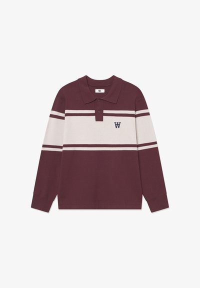 Polo à manches longues bordeaux avec des rayures horizontales blanches, deux boutons et un logo "W" noir sur la poitrine gauche.