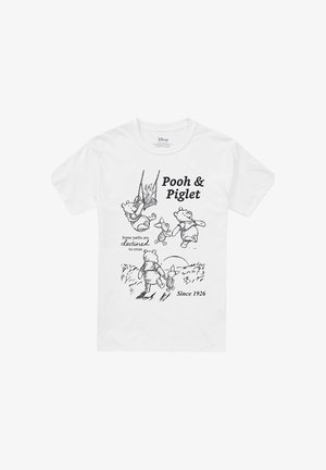 Weißes T-Shirt mit schwarzen Skizzen von Winnie Puuh und Ferkel beim Spielen, Gehen und Schaukeln, mit dem Text "Pooh & Piglet" und "Seit 1926."
