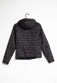 Svart isolerad jacka med huva, med en quiltad struktur, dragkedjestängning vid hemslutet och långa ärmar med elastiska manschetter.