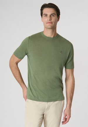 T-shirt verde oliva a maniche corte in tessuto morbido, con scollatura tonda e un piccolo logo sul lato sinistro del petto.